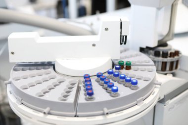 Kalite Kontrol Laboratuarı tıbbı. Kromatograf operasyonu. Bir kadın gaz kromatografı üzerinde analiz yapıyor. Covid-19 virüsüne karşı yeni bir aşı geliştirildi..