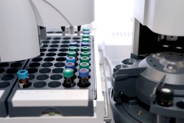 Kalite Kontrol Laboratuarı tıbbı. Kromatograf operasyonu. Gaz kromatografı üzerinde analiz yapıyor. Covid-19 virüsüne karşı yeni bir aşı geliştirildi. İlaç fabrikası..