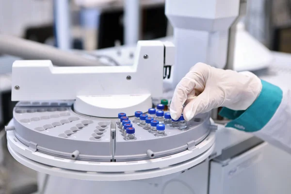 Control de calidad Medicina de laboratorio. Operación de cromatógrafo. Una mujer hace un análisis de un cromatógrafo de gases. Desarrollo de una nueva vacuna contra el virus covid-19 . —  Fotos de Stock