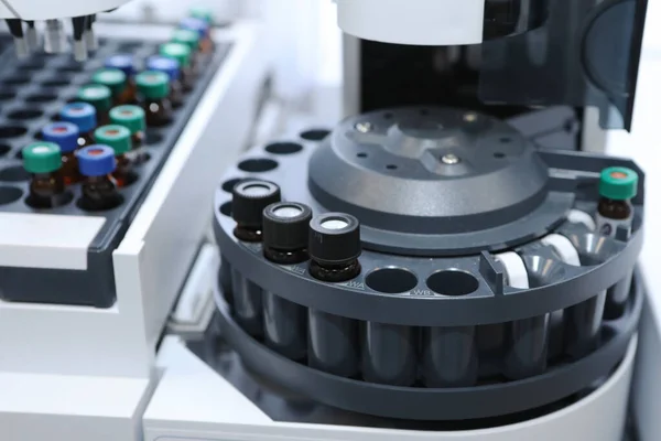 Control de calidad Medicina de laboratorio. Operación de cromatógrafo. hace un análisis de un cromatógrafo de gases. Desarrollo de una nueva vacuna contra el virus covid-19. Fábrica farmacéutica . —  Fotos de Stock