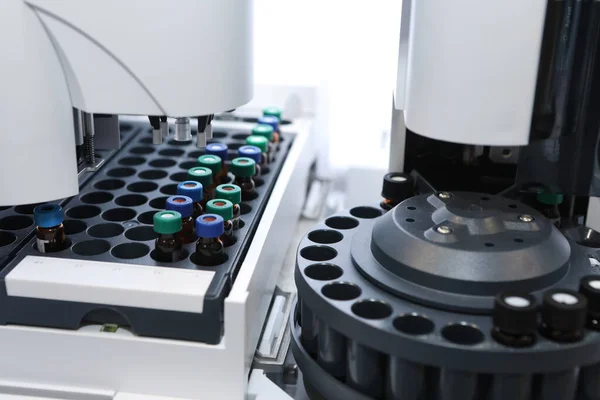 Laboratoriemedicin för kvalitetskontroll. Kromatografering. gör en analys på en gaskromatograf. Utveckling av ett nytt vaccin mot covid 19-viruset. Läkemedelsfabrik. — Stockfoto