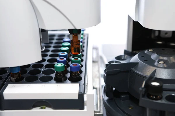 Laboratoriemedicin för kvalitetskontroll. Kromatografering. gör en analys på en gaskromatograf. Utveckling av ett nytt vaccin mot covid 19-viruset. Läkemedelsfabrik. — Stockfoto