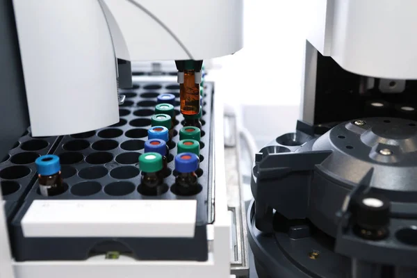 Controle de Qualidade Medicina laboratorial. Operação de cromatografia. faz uma análise em um cromatógrafo a gás. Desenvolvimento de uma nova vacina contra o vírus covid-19. Fábrica farmacêutica . — Fotografia de Stock