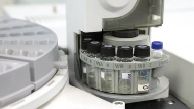 Gaz kromatografisi üzerine bir ilaç çalışması yapıyorum. Laboratuvar koşullarında kimyasal bileşim çalışması. İlaç sanayisi. Bir tıp bilimcisinin bilimsel çalışması..