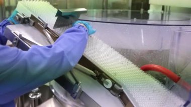 Tıbbi ekipman dezenfeksiyonu. Tıbbı doldurmadan önce kapsülleri durula. İlaç üretimi. İlaç endüstrisi iş başında..