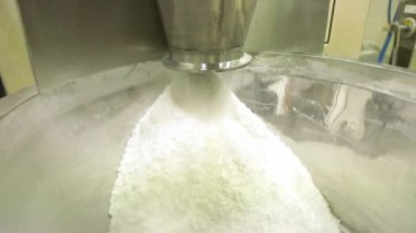 Tampon çözümlerin hazırlanması, kültür medyası, katı maddelerin dağıtılması ve ilaç maddelerinin hazırlanması. Eczacılık endüstrisi iş başında. Tablet üretimi