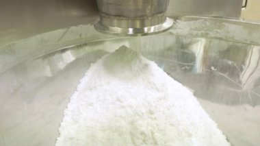 Tampon çözümlerin hazırlanması, kültür medyası, katı maddelerin dağıtılması ve ilaç maddelerinin hazırlanması. Eczacılık endüstrisi iş başında. Tablet üretimi
