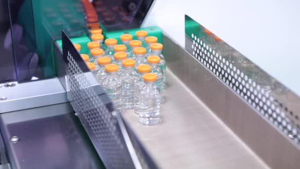 Production de médicaments pour perfusion. Ligne de production pharmaceutique antivirale. Développement d'un vaccin contre le coronavirus . — Video