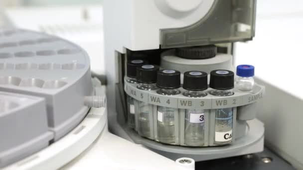 Mener une étude sur un chromatographe en phase gazeuse. L'étude de la composition chimique en laboratoire. Industrie pharmaceutique. Travaux scientifiques d'un scientifique médical . — Video
