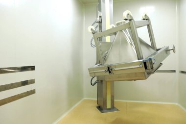 Eczane fabrikasında konteynır karıştırıcısı. Tablet üretimi. Haplar için süspansiyonları karıştırmak için bir kap. Bir uyuşturucu karışımının salınması için otomatik bir cihaz. Yenilikçi kalite üretimi