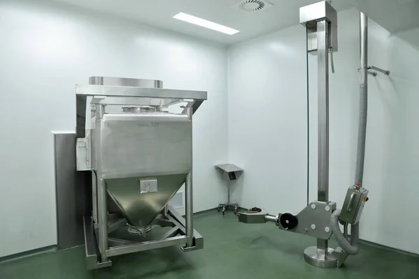 Contenitore miscelatore presso la fabbrica di farmacia. Produzione di compresse. Un contenitore per la miscelazione di sospensioni per compresse. Dispositivo automatico per il rilascio di una miscela di farmaci. Produzione innovativa di qualità — Foto Stock