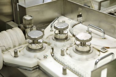 İlaç sanayisi. Üretim Hattı. Cam şişeli makine taşıyıcısı, fabrikada ampuller. Şişeleri ve ampulleri sıvı ve kabın içindeki katı parçacıklar için doldur. Eczacılık.