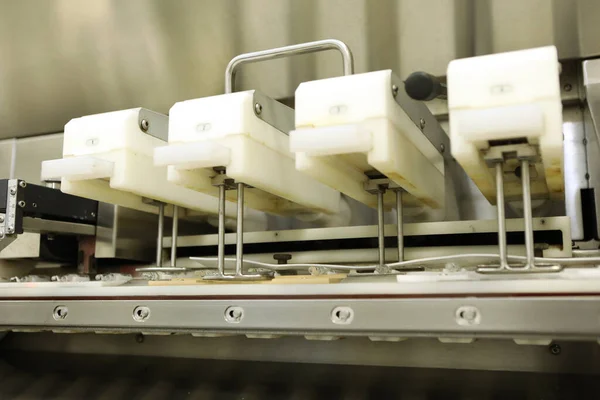 Pharmaceutical industry. Production Line. Machine conveyor with glass bottles, ampoules in a factory. Fill bottles and ampoules for solid particles in liquid and container defects. Pharmaceutical — Stock Photo, Image