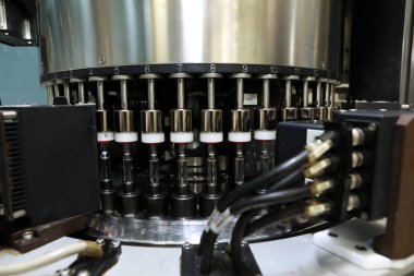 İlaç sanayisi. Üretim Hattı. Cam şişeli makine taşıyıcısı, fabrikada ampuller. Şişeleri ve ampulleri sıvı ve kabın içindeki katı parçacıklar için doldur. Eczacılık.