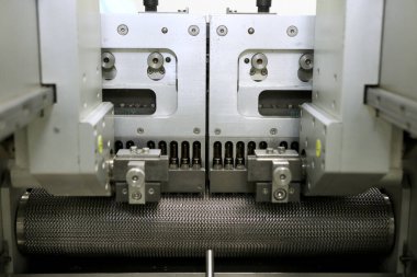 İlaç sanayisi. Üretim Hattı. Cam şişeli makine taşıyıcısı, fabrikada ampuller. Şişeleri ve ampulleri sıvı ve kabın içindeki katı parçacıklar için doldur. Eczacılık.