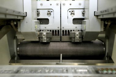 İlaç sanayisi. Üretim Hattı. Cam şişeli makine taşıyıcısı, fabrikada ampuller. Şişeleri ve ampulleri sıvı ve kabın içindeki katı parçacıklar için doldur. Eczacılık.