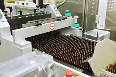 İlaç sanayisi. Üretim Hattı. Cam şişeli makine taşıyıcısı, fabrikada ampuller. Şişeleri ve ampulleri sıvı ve kabın içindeki katı parçacıklar için doldur. Eczacılık.