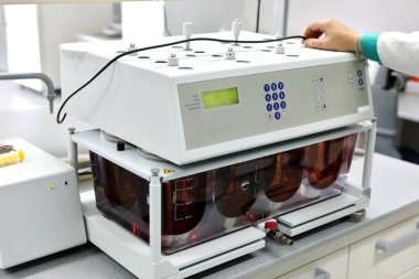 Bir kadın kimyager, hapların ve diğer dozaj formlarının çözünürlük testlerini yapar. Erveka - Bilimsel araştırma farmasötik laboratuarı. Bir adam bir fabrikada bilimsel çalışma yürütüyor. Laboratuvar araştırması.