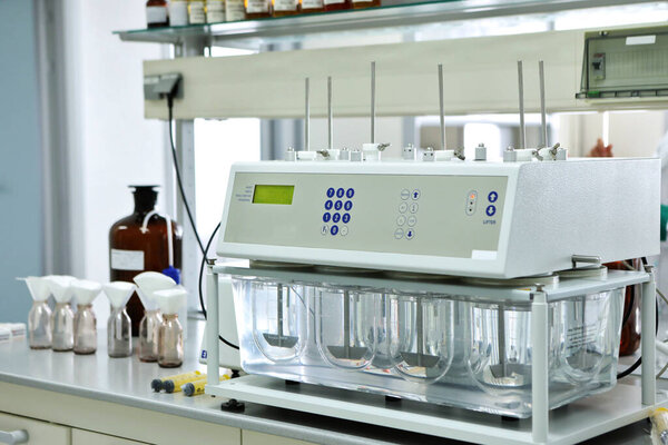 Химик-женщина проводит тесты на растворимость таблеток и других лекарственных форм. Эрвека - научно-исследовательская лаборатория. Человек проводит научную работу на фабрике. Лабораторные исследования
.