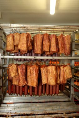 Çalışma masasında sosis hazırlıyor. Gıda işleme ve işleme endüstrisi. Çiğ et karışımı: biftek, kümes hayvanı, sosis, jambon, doğranmış et. Çiftlik. Eşsiz ev yapımı.
