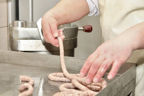 Prepara Salchichas Mesa Trabajo Industria Procesamiento Procesamiento Alimentos Mezcla Carne — Foto de Stock