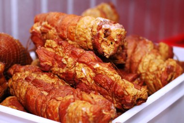 Çalışma masasında sosis hazırlıyor. Gıda işleme ve işleme endüstrisi. Çiğ et karışımı: biftek, kümes hayvanı, sosis, jambon, doğranmış et. Çiftlik. Eşsiz ev yapımı.