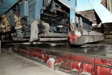 Ev yapımı için beton panel fabrikası. Büyük bir prodüksiyon. İnşaat malzemelerinin yaratılması. İnşaat ve güçlendirilmiş beton panelleri üretiliyor..