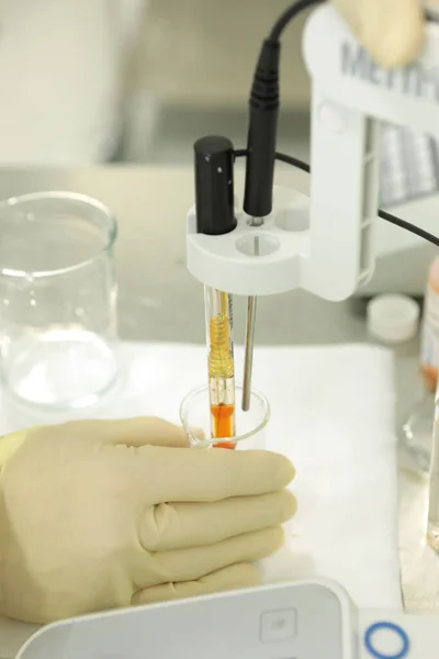 Químico Realiza Estudio Rigidez Solución Medición Laboratorio Dispositivo Para Medir — Foto de Stock