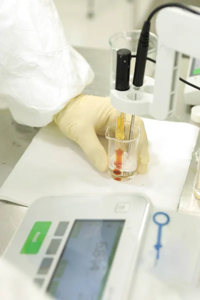 Химик Проводит Исследование Жесткости Раствора Лабораторное Измерение Аппарат Измерения Химическим Лицензионные Стоковые Фото
