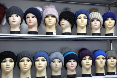 Örgü şapka ve eşarplı manken kafalar. Şapkalı ve eşarplı kadın mankenler yaklaşın. Yünlü örgü kepler ve eşarplar. Kadın başlıkları.