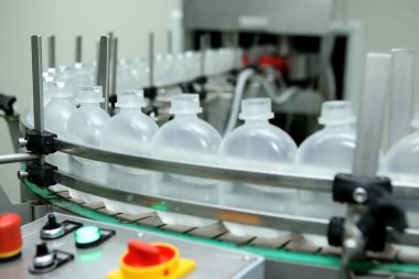 İlaç endüstrisi, ilaç hapları ilaç fabrikasındaki üretim hattı makinesinin plastik şişesini dolduruyor. Ampul doldurma ve mühürleme makinesi, ilaç ekipmanları.