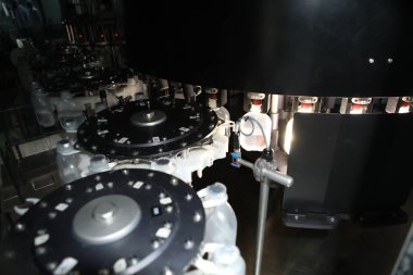 İlaç endüstrisi, ilaç hapları ilaç fabrikasındaki üretim hattı makinesinin plastik şişesini dolduruyor. Ampul doldurma ve mühürleme makinesi, ilaç ekipmanları.