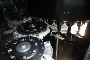 İlaç endüstrisi, ilaç hapları ilaç fabrikasındaki üretim hattı makinesinin plastik şişesini dolduruyor. Ampul doldurma ve mühürleme makinesi, ilaç ekipmanları.