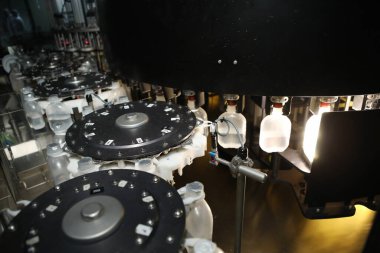 İlaç endüstrisi, ilaç hapları ilaç fabrikasındaki üretim hattı makinesinin plastik şişesini dolduruyor. Ampul doldurma ve mühürleme makinesi, ilaç ekipmanları.