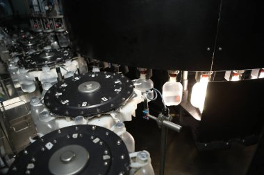 İlaç endüstrisi, ilaç hapları ilaç fabrikasındaki üretim hattı makinesinin plastik şişesini dolduruyor. Ampul doldurma ve mühürleme makinesi, ilaç ekipmanları.