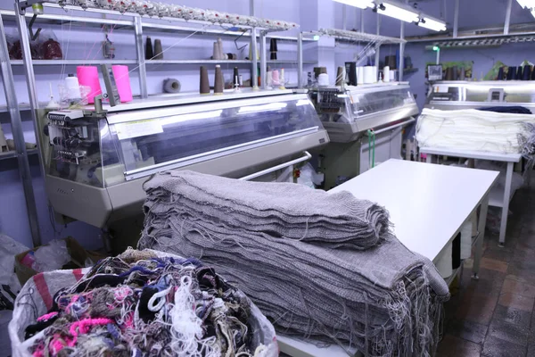 Bobinas rosadas de hilo en el fondo del taller de costura. Industria de la ropa. Máquina para la industria textil. Fabricación de ropa de vestir. Nueva fábrica de sastrería . —  Fotos de Stock