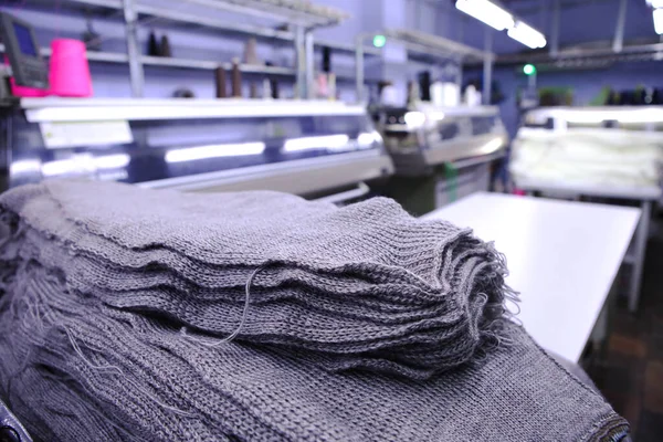 Bobinas rosadas de hilo en el fondo del taller de costura. Industria de la ropa. Máquina para la industria textil. Fabricación de ropa de vestir. Nueva fábrica de sastrería . —  Fotos de Stock