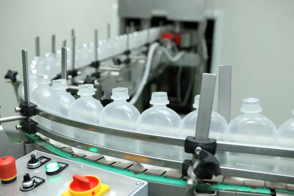 Industria farmacéutica, píldoras de la medicina están llenando la botella de plástico en el transportador de la máquina de la línea de producción en la fábrica médica. Máquina de llenado y sellado de ampollas, equipo en farmacéutica . — Foto de Stock