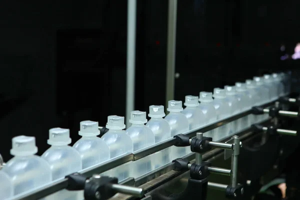 Indústria farmacêutica, pílulas de medicina estão preenchendo o frasco de plástico na linha de produção transportador de máquina na fábrica médica. Máquina de enchimento e vedação de ampola, equipamentos farmacêuticos . — Fotografia de Stock
