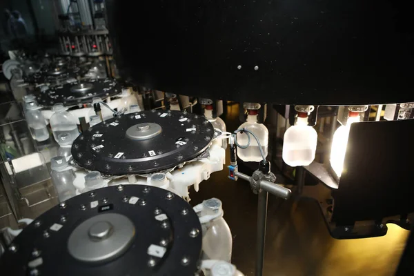 Farmaceutische industrie, medicijnen pillen vullen de plastic fles op de productielijn machine transportband in de medische fabriek. Voldoende vul- en afdichtingsmachine, apparatuur in de farmaceutische industrie. — Stockfoto