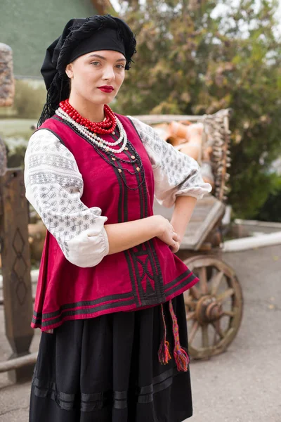 Beautiful girl in national dress. Holding an ancient pot in his hands. Antique clothing of the late 19th century. Beautiful dress and skirt on a woman. The concept of rural life, national traditions — Stock Photo, Image