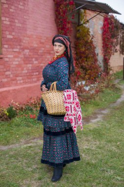 19. yüzyılın eski kıyafetleri içinde sepeti olan bir kadın. 19. yüzyılın sonlarına ait antika kıyafetler. Bir kadında güzel elbise ve etek. Bir kızda boncuk ve süs. Eski bir yer. Gelenek ve