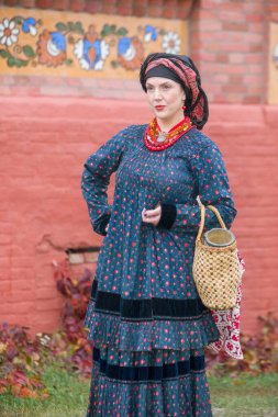 19. yüzyılın eski kıyafetleri içinde sepeti olan bir kadın. 19. yüzyılın sonlarına ait antika kıyafetler. Bir kadında güzel elbise ve etek. Bir kızda boncuk ve süs. Eski bir yer. Gelenek ve