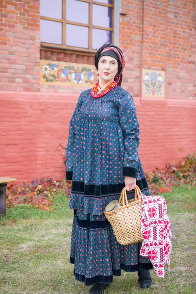 19 세기의 복고풍 옷을 입은 여성. 19 세기 후반의 오래 된 의상이다. 아름다운 드레스와 치마를 입은 여인. 한 소녀에게는 구슬 과 장식 이 있다. 고대의 장소. 전통 과 전통 — 스톡 사진