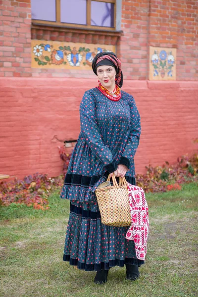 19 세기의 복고풍 옷을 입은 여성. 19 세기 후반의 오래 된 의상이다. 아름다운 드레스와 치마를 입은 여인. 한 소녀에게는 구슬 과 장식 이 있다. 고대의 장소. 전통 과 전통 — 스톡 사진