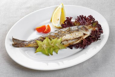 Beyaz bir tabak ızgara balık