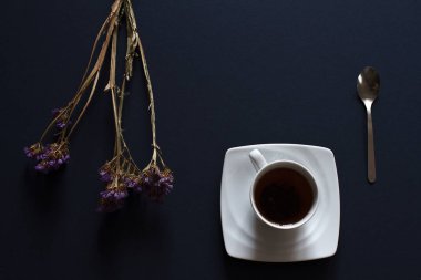 Ev arka plan. Metin için yer bir koyu mavi zemin üzerine çiçekli Kupası.