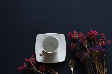 Ev arka plan. Koyu mavi zemin üzerine çiçekli Kupası.