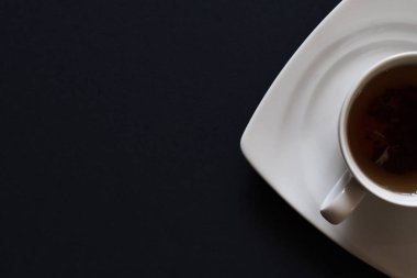 Koyu mavi zemin üzerine çay closeup.