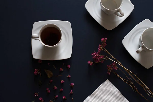 Το Top view από τσάι στο φλιτζάνι λευκό σκούρο μπλε τραπέζι. Πρωινό αφηρημένη σύνθεση για το φόντο — Φωτογραφία Αρχείου